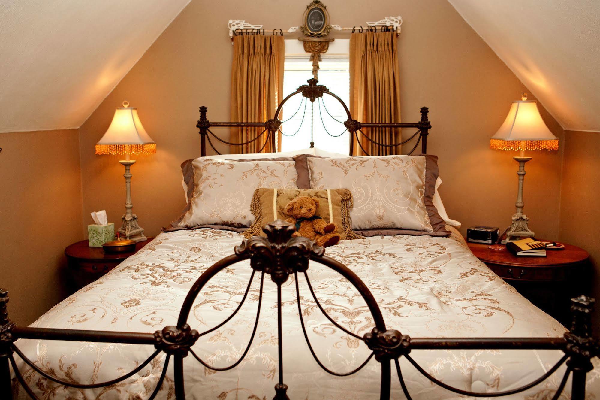 Westphal Mansion Inn Bed & Breakfast Hartford Экстерьер фото